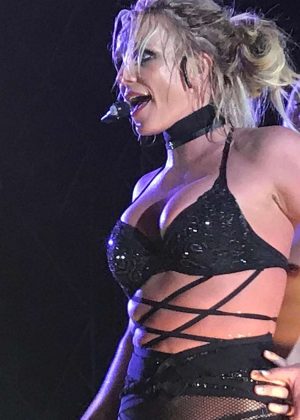 Britney Spears - Performs Live in Seoul